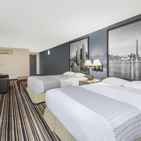 Hotel Super 8 By Wyndham Downtown Toronto Esterno foto