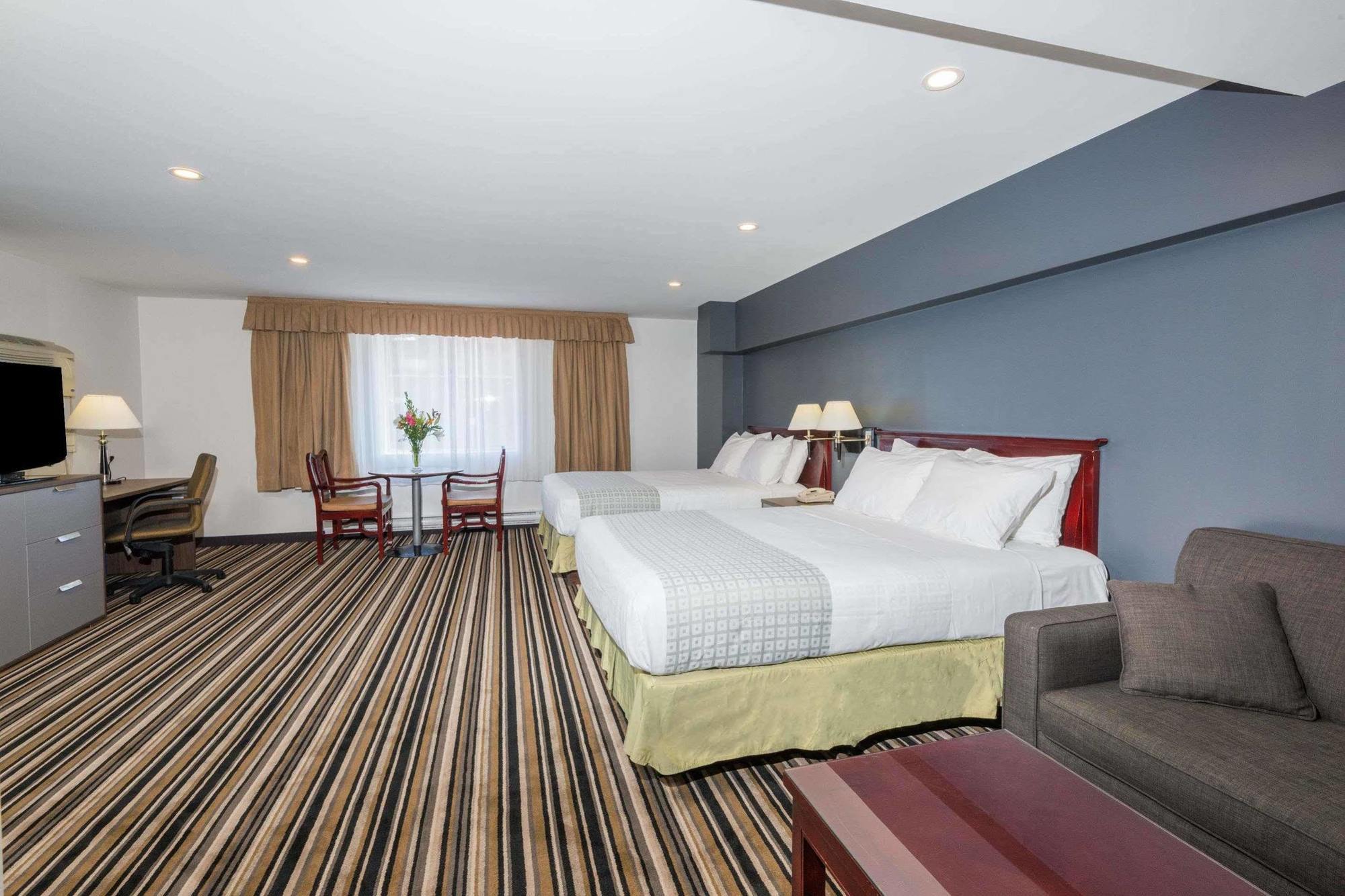 Hotel Super 8 By Wyndham Downtown Toronto Esterno foto