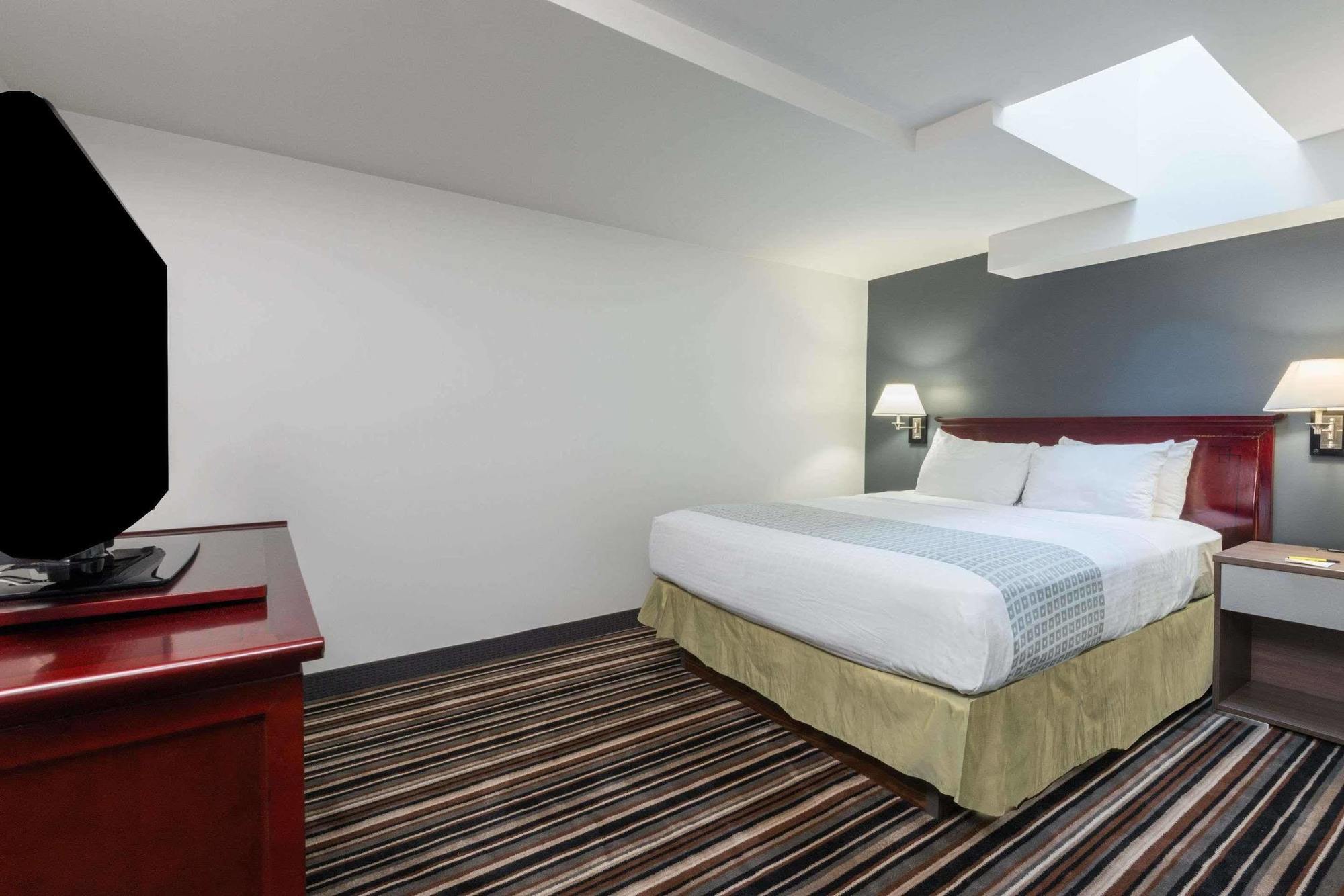 Hotel Super 8 By Wyndham Downtown Toronto Esterno foto
