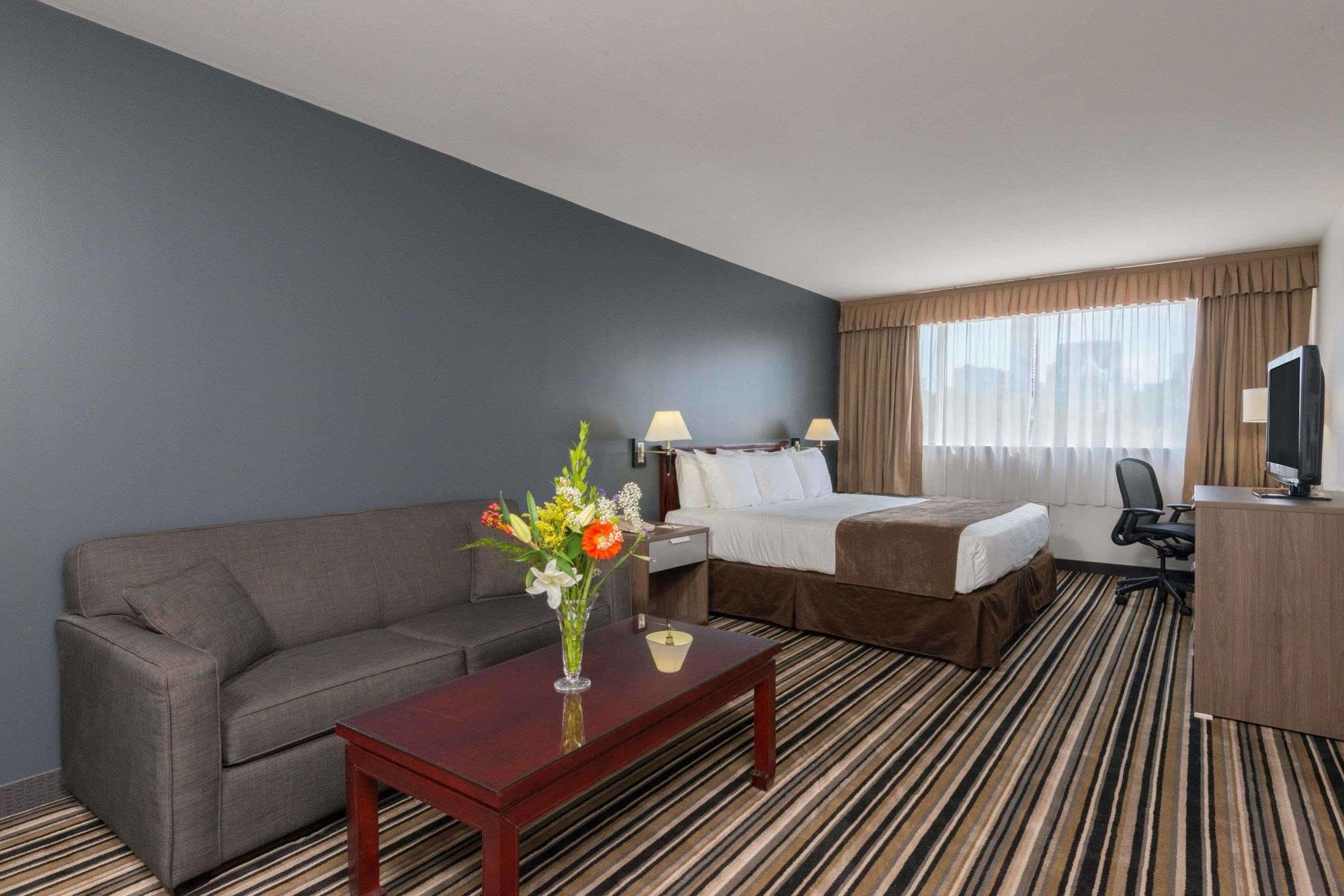 Hotel Super 8 By Wyndham Downtown Toronto Esterno foto