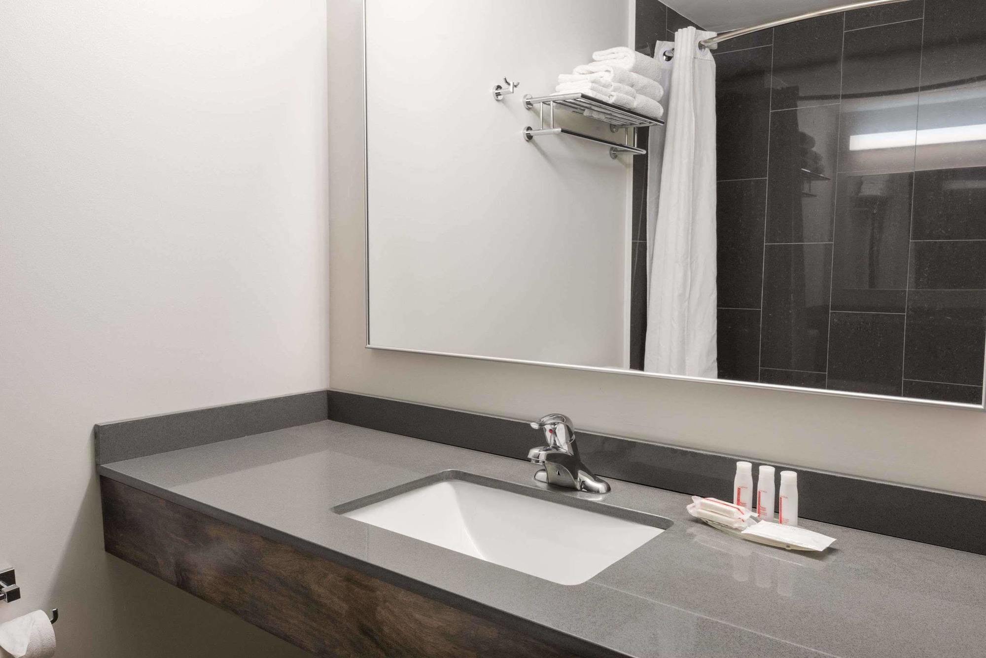 Hotel Super 8 By Wyndham Downtown Toronto Esterno foto