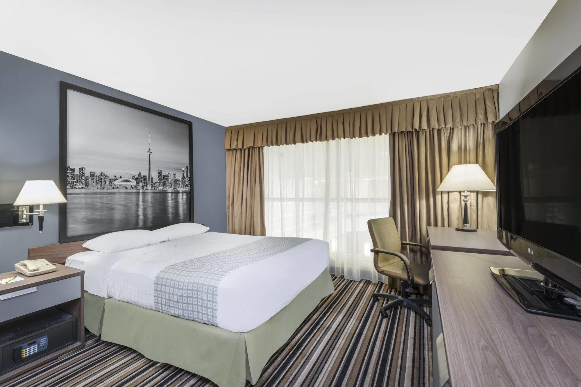 Hotel Super 8 By Wyndham Downtown Toronto Esterno foto